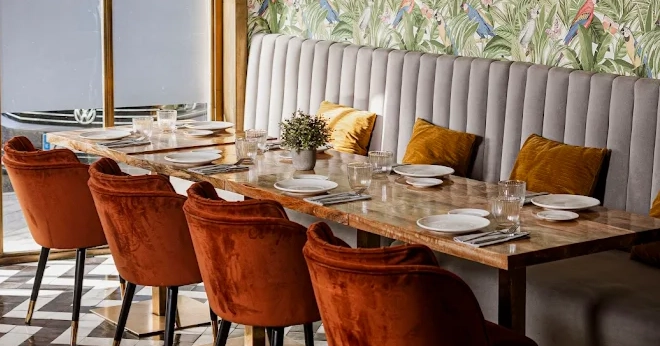 Mesa larga preparada para un evento de grupo en Contiento